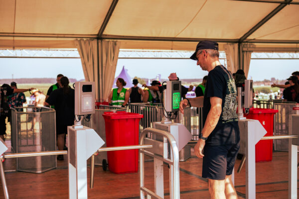 Impression der Besuchenden beim Summer Breeze 2025 auf dem Festivalgelände