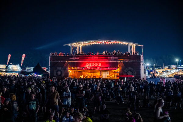Impressionen von den Besuchenden auf dem Festivalgelände beim Summer Breeze 2025