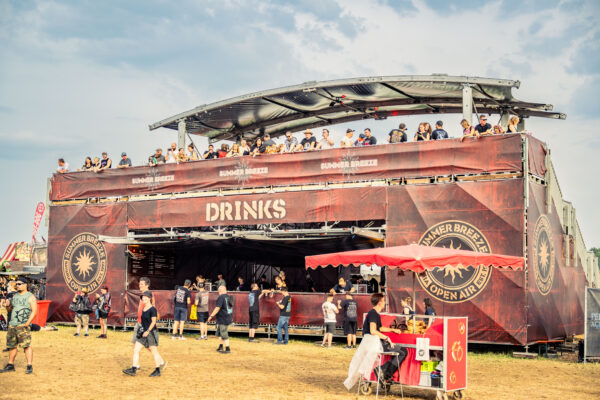 Impressionen von den Besuchenden auf dem Festivalgelände beim Summer Breeze 2025