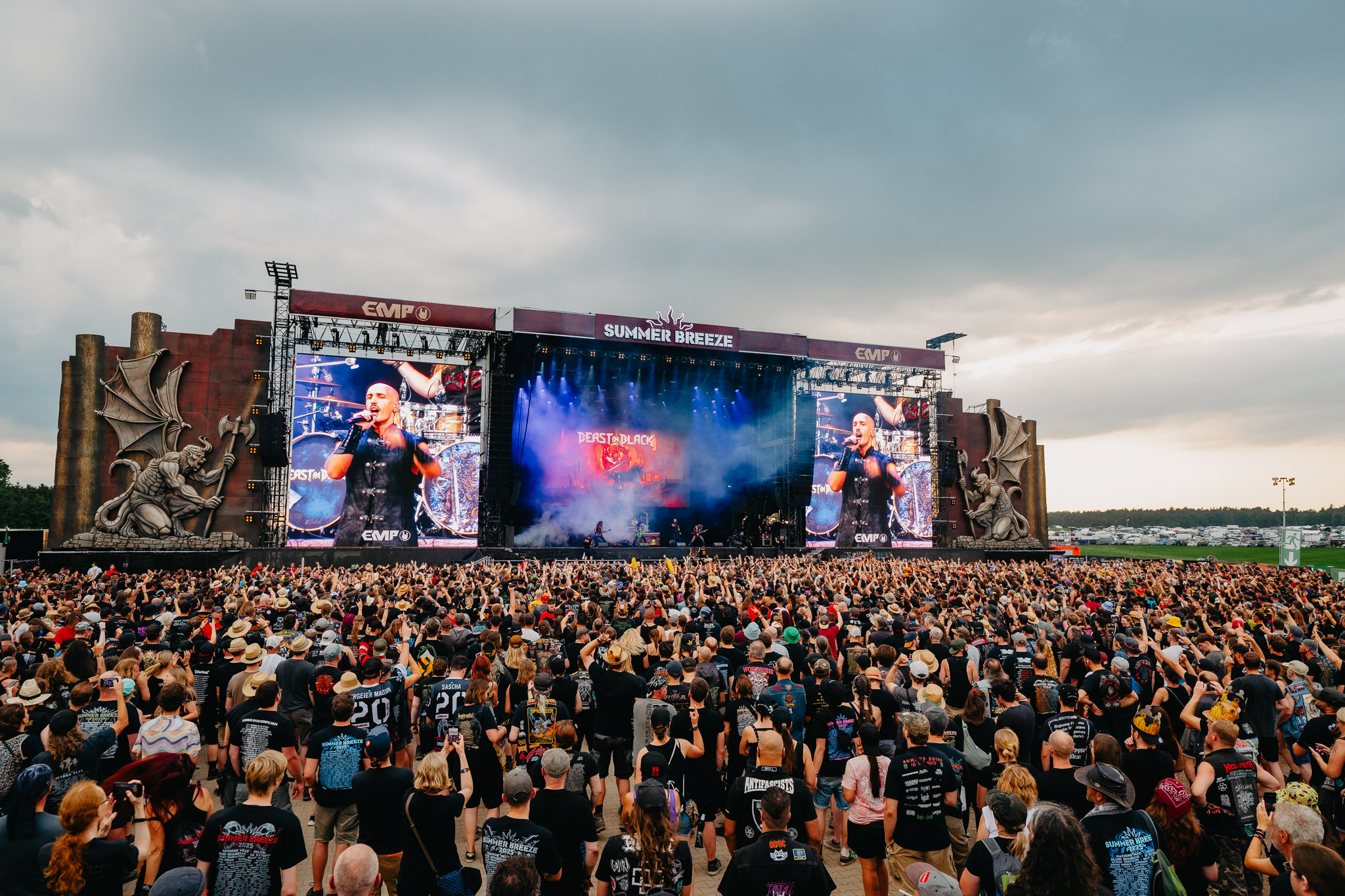 Bild vom Liveauftritt der Band Beast in Black beim Summer Breeze 2025