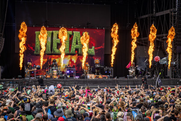 Bild vom Liveauftritt der Band Heavysaurus beim Summer Breeze 2025