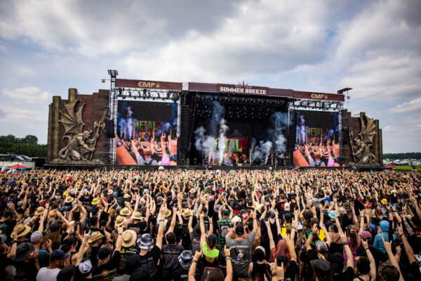 Bild vom Liveauftritt der Band Heavysaurus beim Summer Breeze 2025