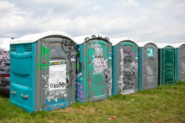 Impressionen von den Besuchenden auf dem Festivalgelände beim Summer Breeze 2025
