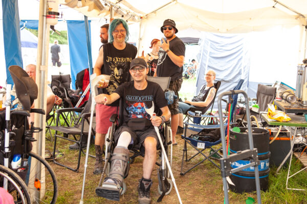 Impressionen von den Besuchenden auf dem Festivalgelände beim Summer Breeze 2025