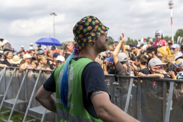 Impressionen von den Besuchenden auf dem Festivalgelände beim Summer Breeze 2025