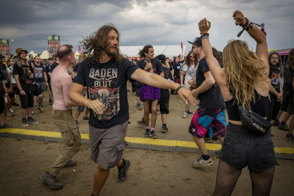 Impressionen von den Besuchenden auf dem Festivalgelände beim Summer Breeze 2025