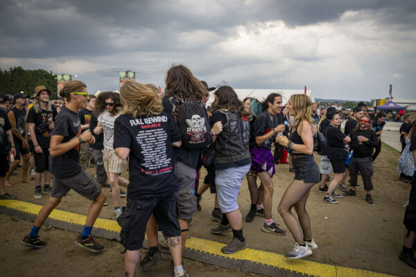 Impressionen von den Besuchenden auf dem Festivalgelände beim Summer Breeze 2025