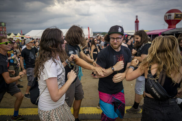 Impressionen von den Besuchenden auf dem Festivalgelände beim Summer Breeze 2025