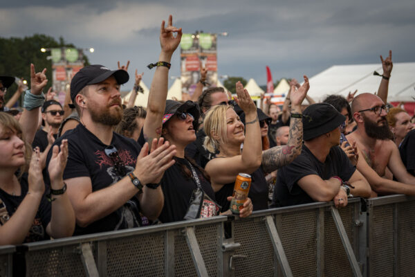 Impressionen von den Besuchenden auf dem Festivalgelände beim Summer Breeze 2025