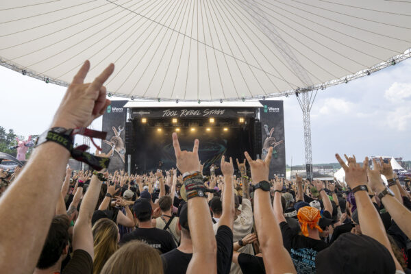Impressionen von den Besuchenden auf dem Festivalgelände beim Summer Breeze 2025