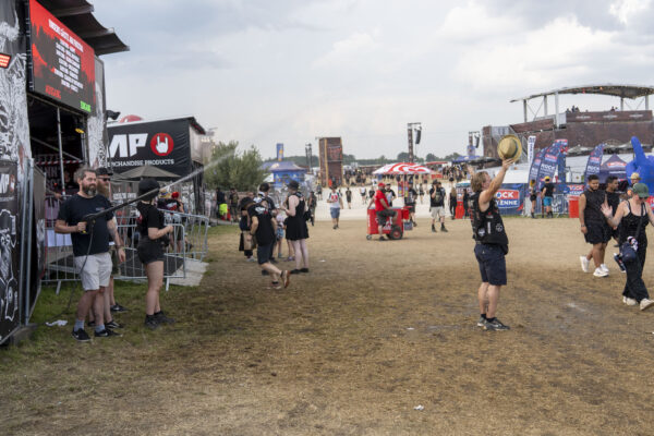 Impressionen von den Besuchenden auf dem Festivalgelände beim Summer Breeze 2025