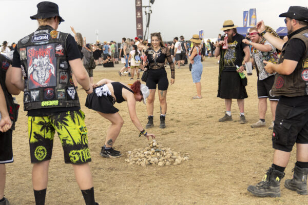 Impressionen von den Besuchenden auf dem Festivalgelände beim Summer Breeze 2025