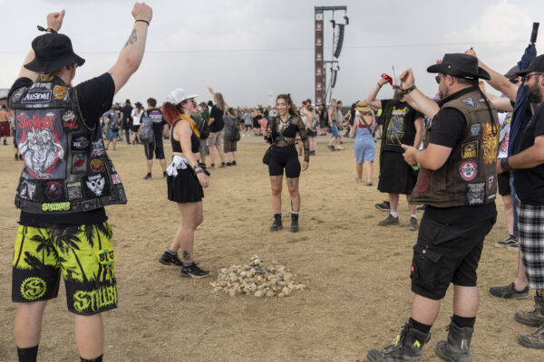 Impressionen von den Besuchenden auf dem Festivalgelände beim Summer Breeze 2025