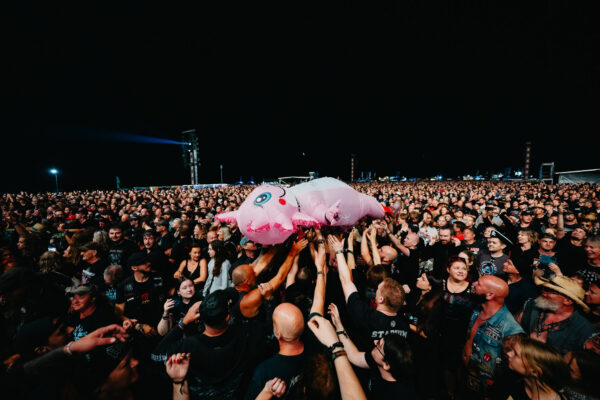 Bild vom Liveauftritt der Band Kissin´ Dynamite beim Summer Breeze 2025