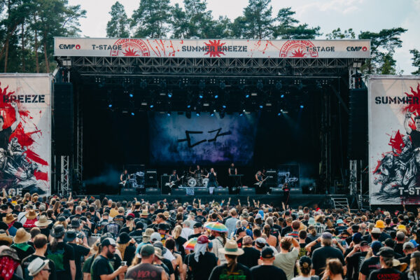Bild vom Liveauftritt der Band Omnium Gatherum beim Summer Breeze 2025