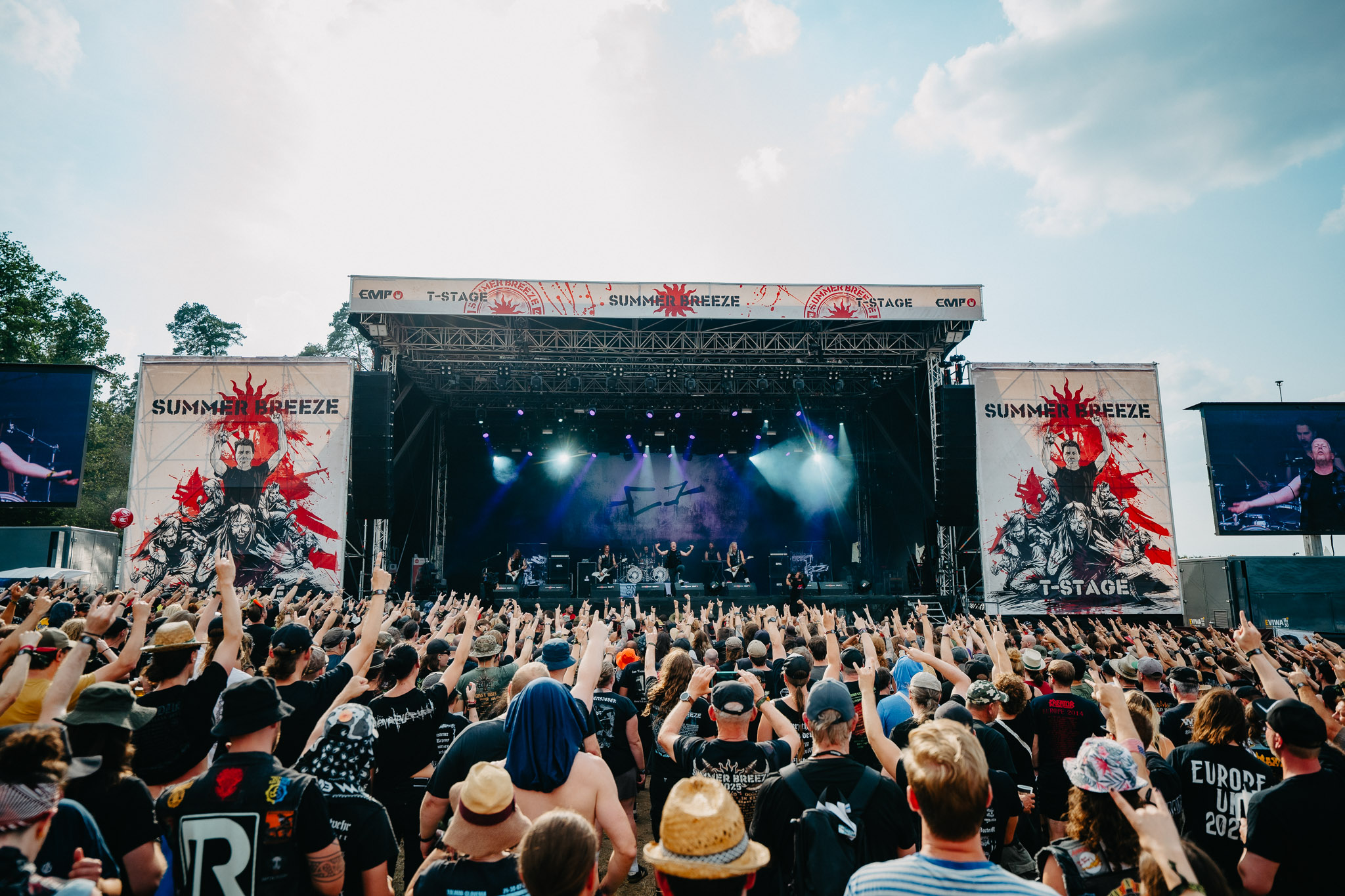 Bild vom Liveauftritt der Band Omnium Gatherum beim Summer Breeze 2025
