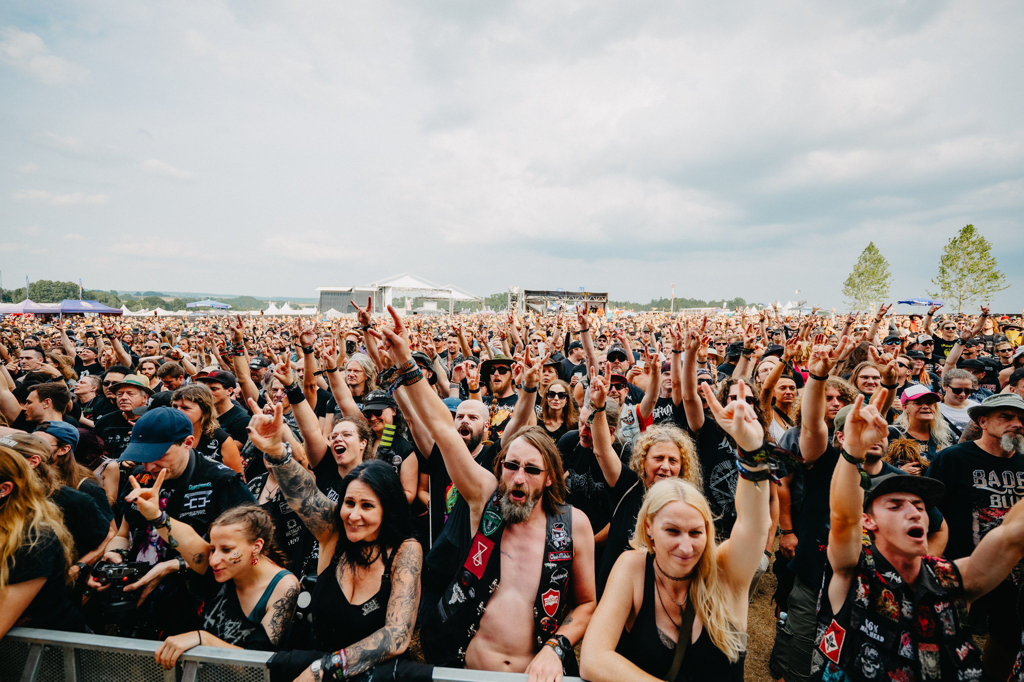 Bild vom Liveauftritt der Band Omnium Gatherum beim Summer Breeze 2025