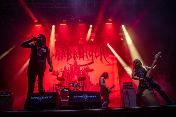 Bild vom Liveauftritt der Band Warbringer beim Summer Breeze 2025