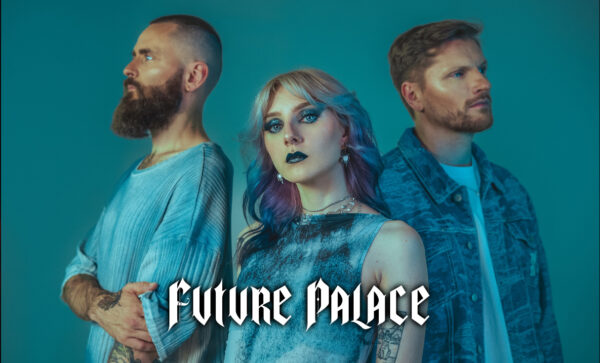 Die Band Future Palace. Unten steht der Bandname ausgeschrieben.