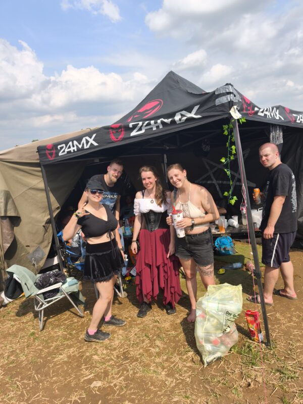 Bild von Menschen auf dem Campingplatz.