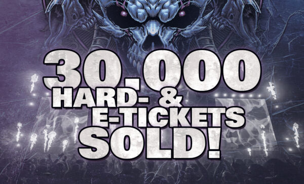 Jahreslogo vom Summer Breeze 2026 mit der Info, dass 30.000 Hard und E-Tickets verkauft sind. Im Hintergrund Festivalimpressionen.