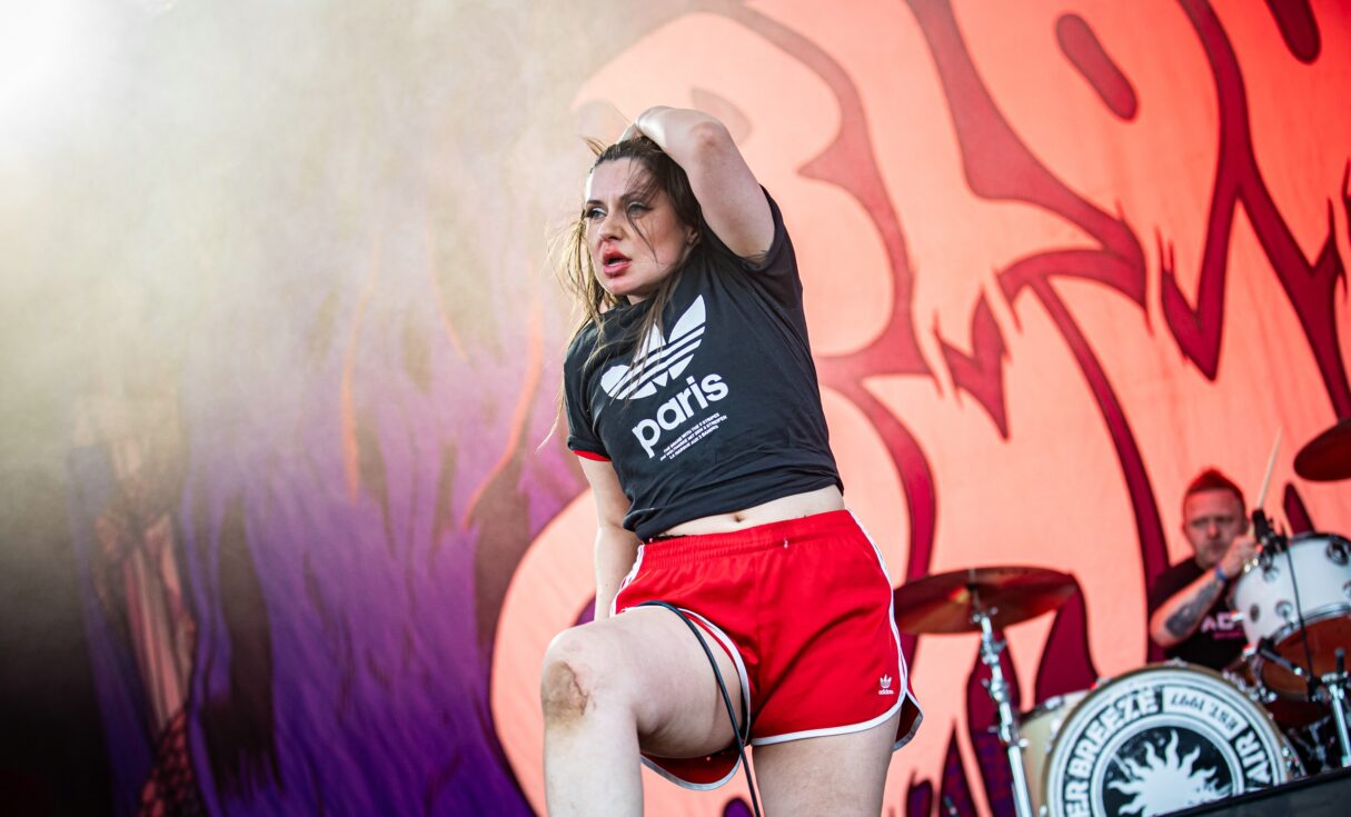 BLOOD COMMAND - Pailetten, BHs und Coitus Interruptus
