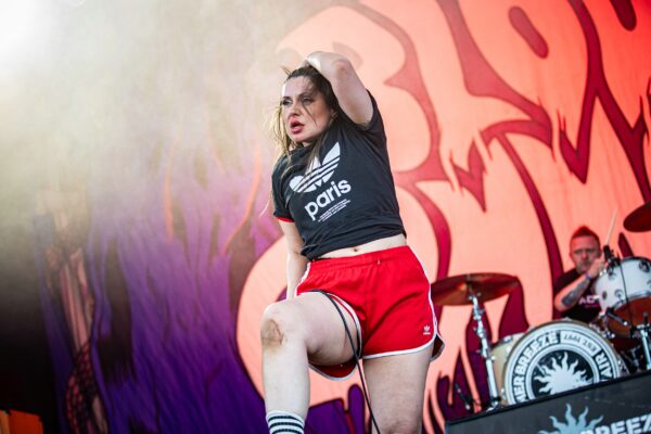 BLOOD COMMAND - Pailetten, BHs und Coitus Interruptus